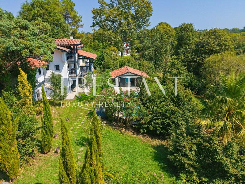 Maison - 200 m² - 9 pièces