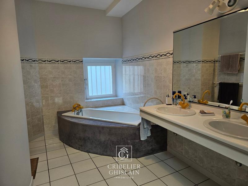 Maison - 248 m² - 9 pièces