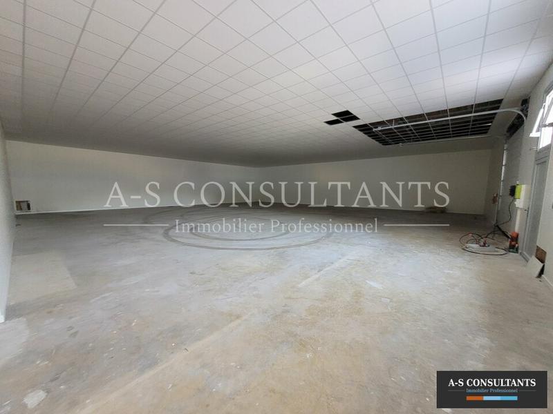 Local d'activité / Entrepôt - 371 m²