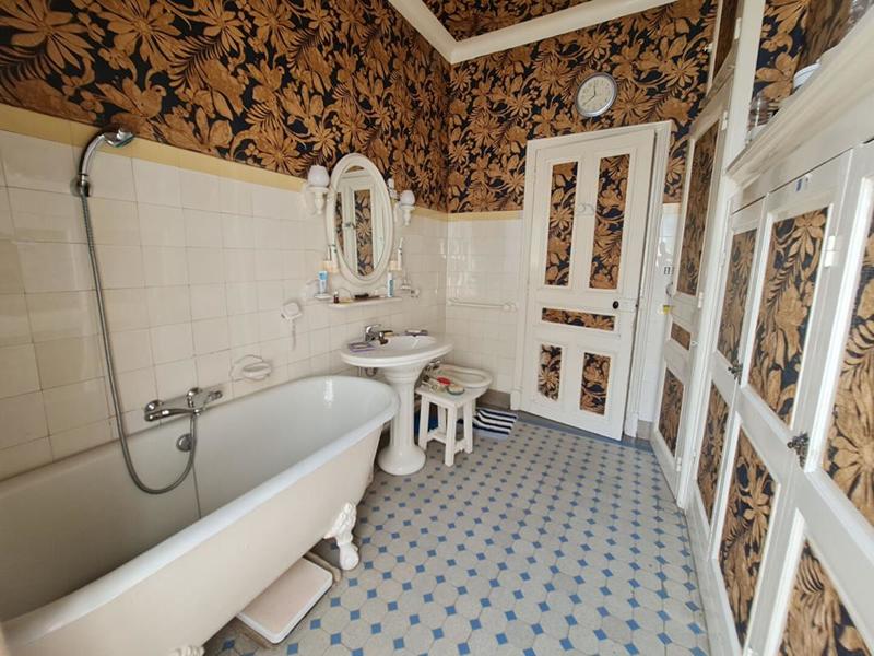 Maison - 330 m² - 10 pièces