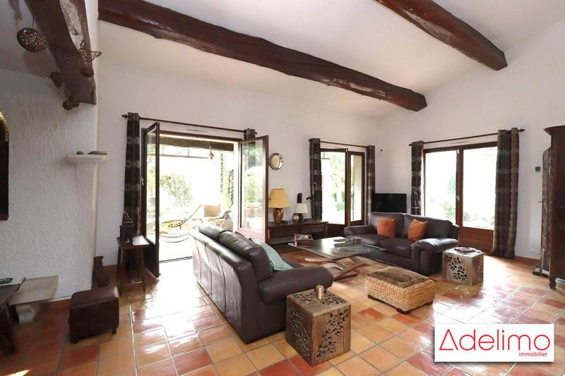 Maison - 240 m² - 7 pièces