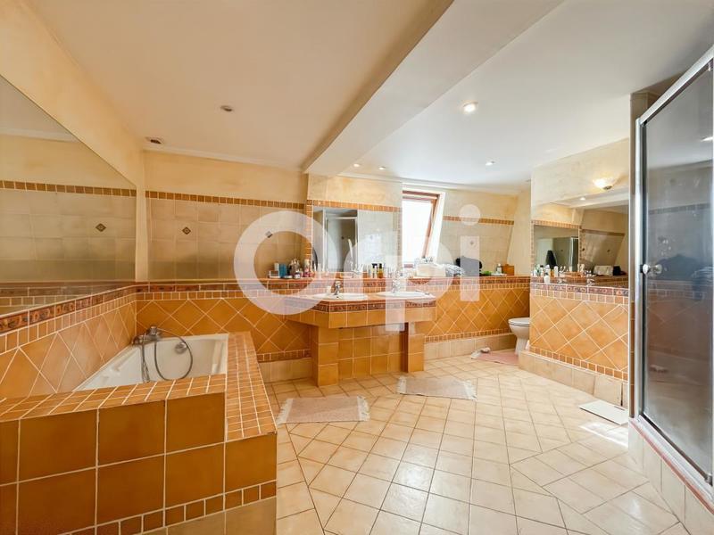 Maison - 230 m² - 7 pièces