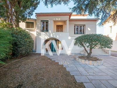 Maison - 400 m² - 12 pièces