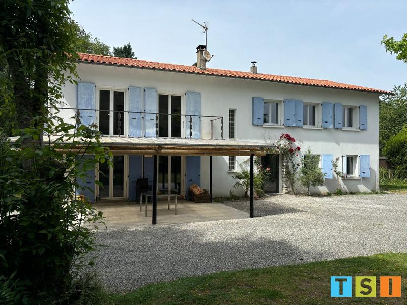 Maison - 207 m² - 8 pièces