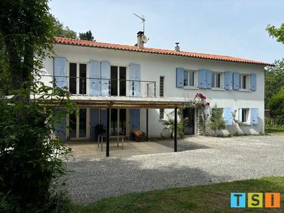 Maison - 207 m² - 8 pièces