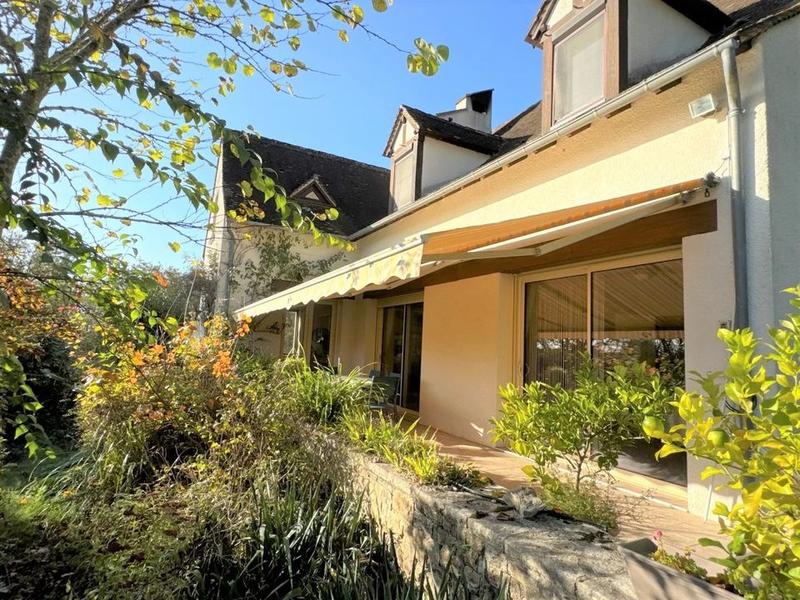 Propriété - 204 m² - 9 pièces