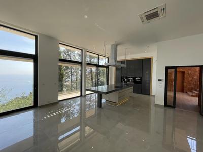 Villa - 1 475 m² - 9 pièces