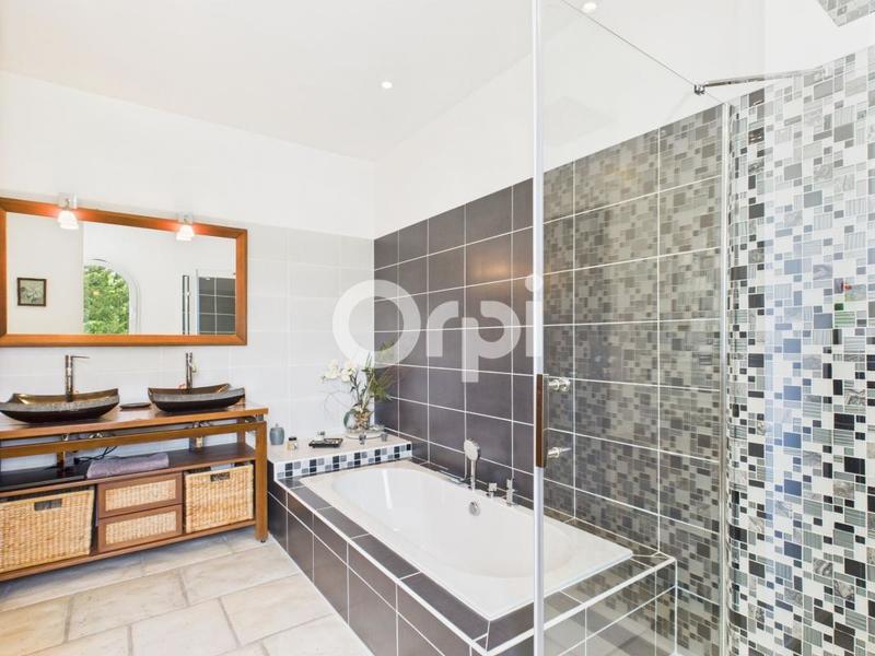 Maison - 250 m² - 5 pièces