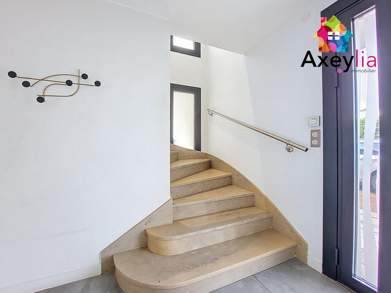 Maison - 240 m² - 10 pièces