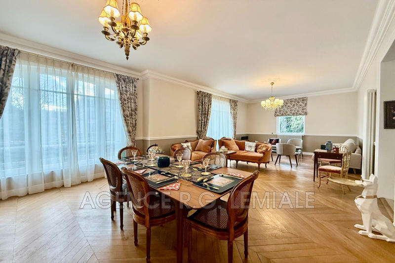 Maison - 210 m² - 8 pièces