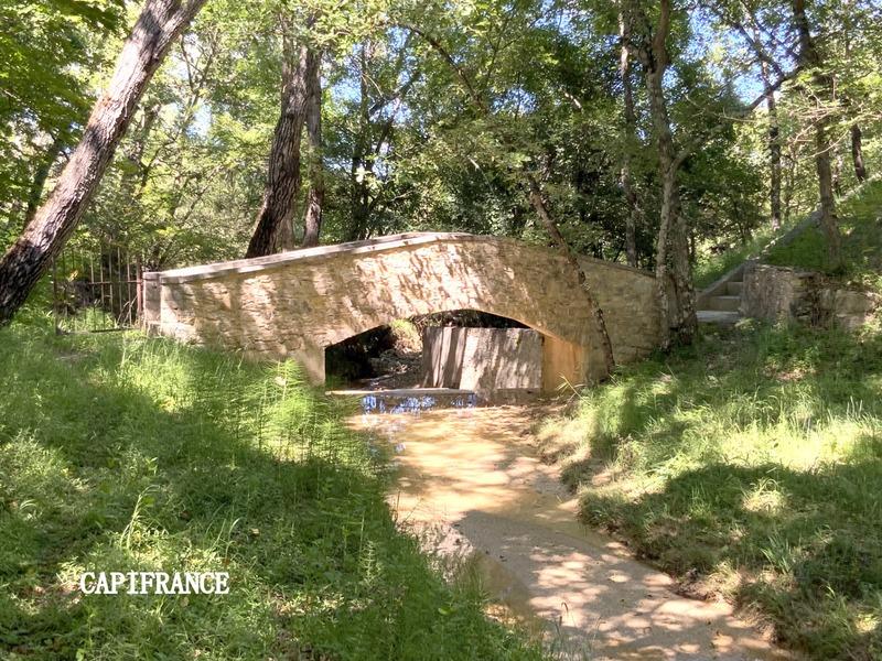 Propriété - 1 073 m² - 37 pièces