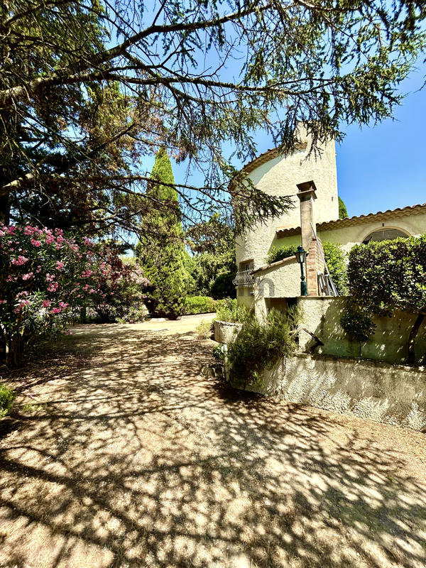 Propriété - 767 m² - 30 pièces