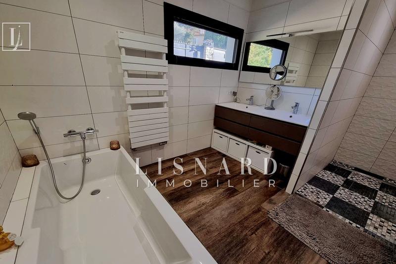 Maison - 200 m² - 6 pièces