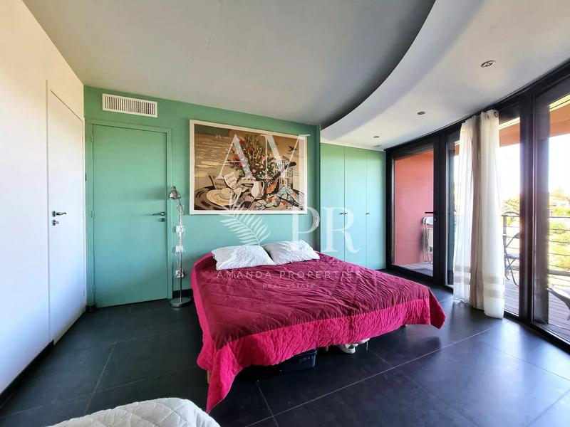 Villa - 301 m² - 8 pièces