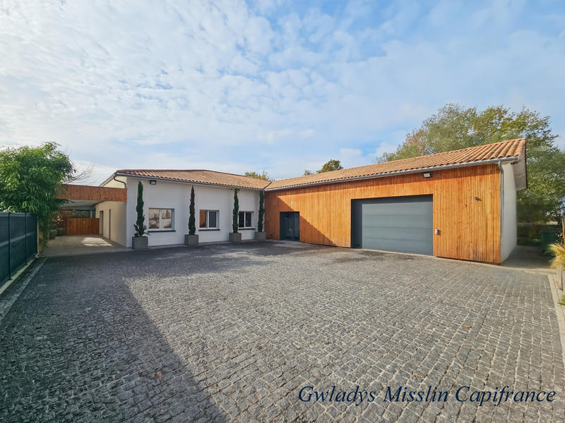 Propriété - 441 m² - 9 pièces