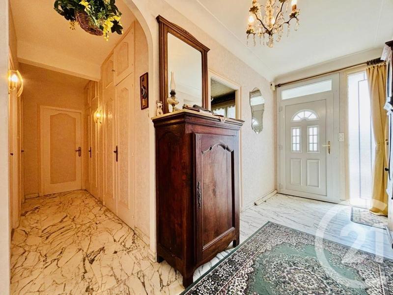 Maison - 196 m² - 9 pièces