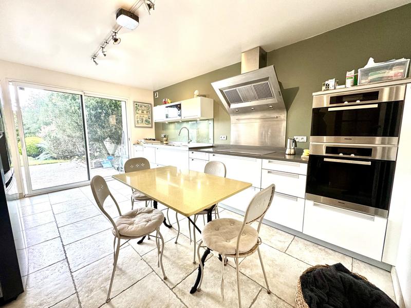 Maison - 230 m² - 8 pièces