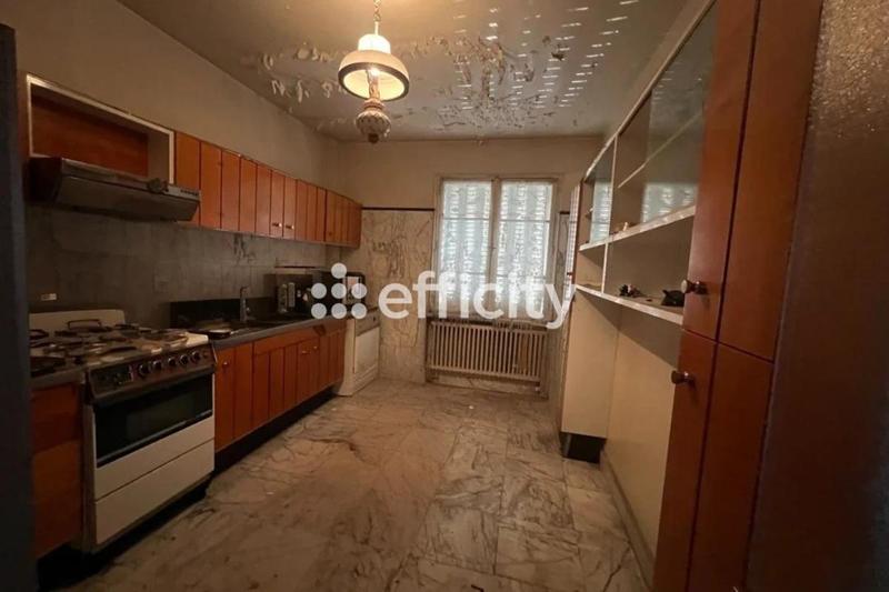 Maison - 250 m² - 11 pièces