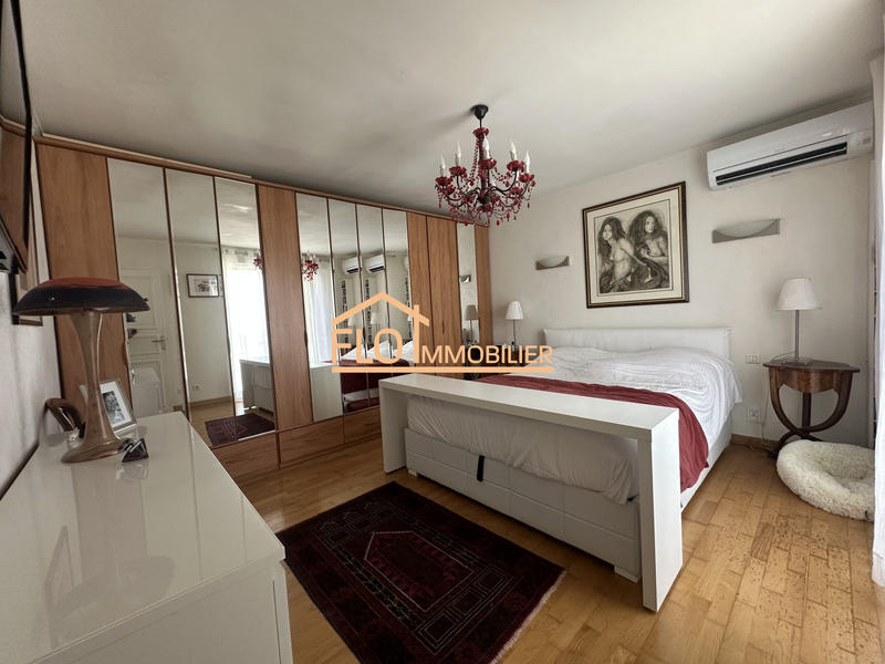 Maison - 230 m² - 7 pièces