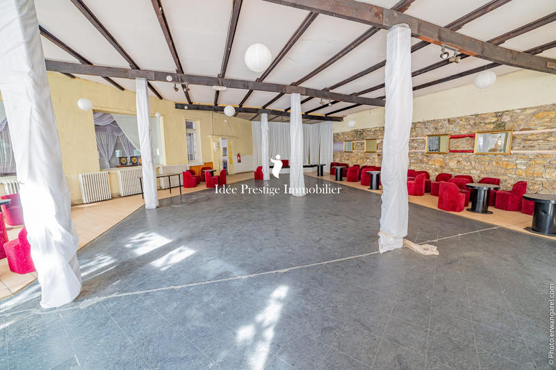 Maison - 2 426 m² - 80 pièces