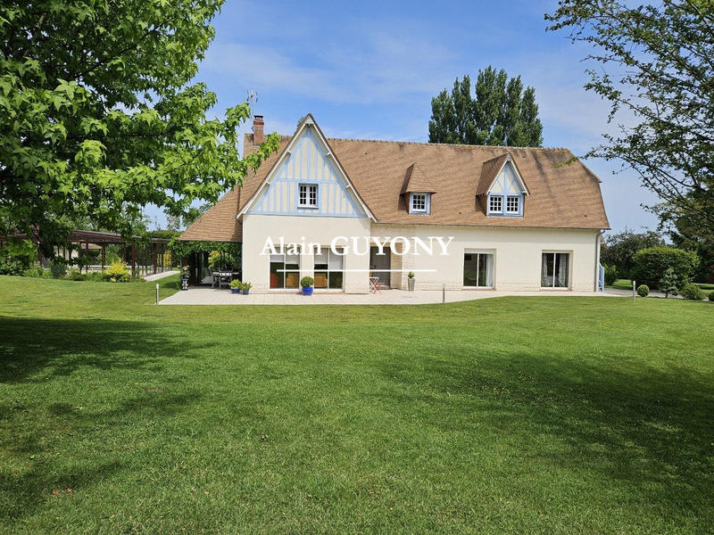 Maison traditionnelle - 249 m² - 7 pièces