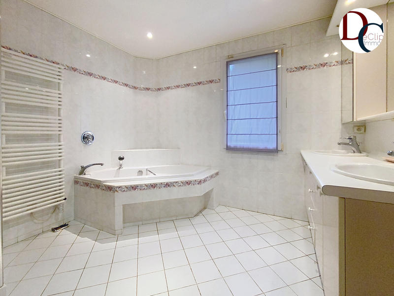 Maison - 242 m² - 8 pièces