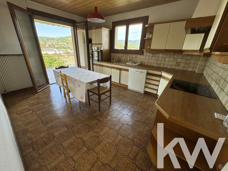 Maison - 233 m² - 8 pièces