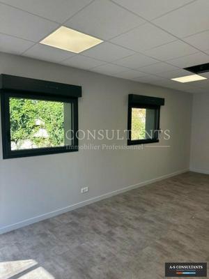 Local d'activité / Entrepôt - 240 m²