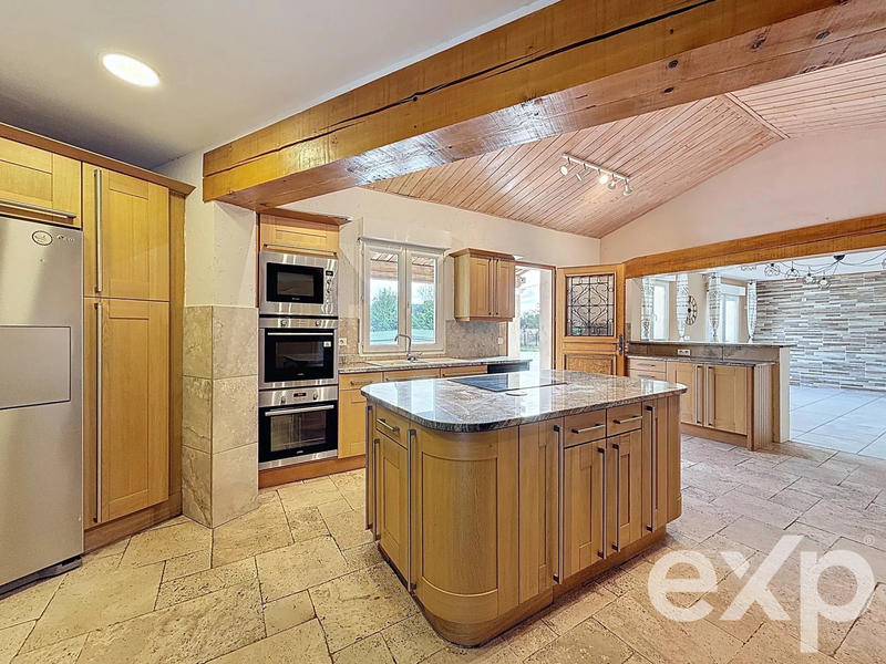 Maison - 261 m² - 11 pièces