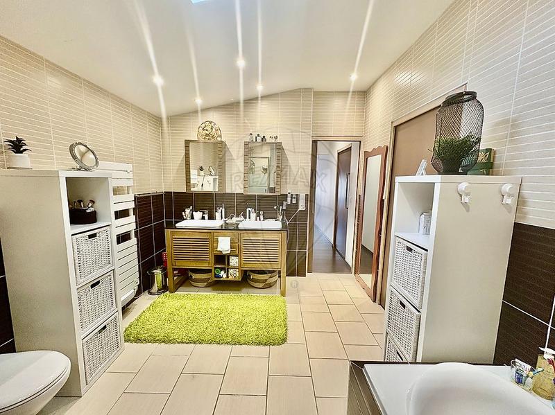 Maison - 180 m² - 5 pièces