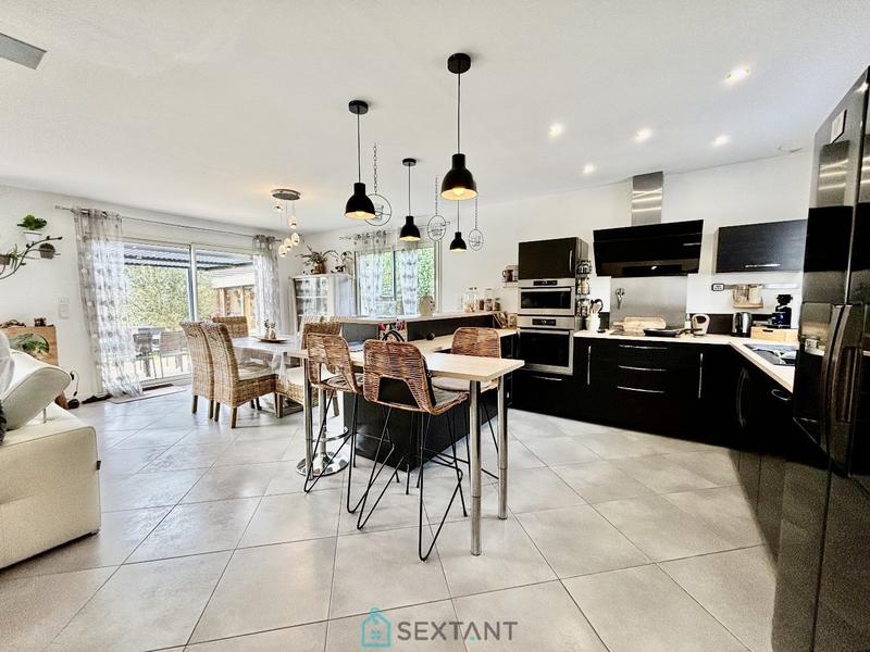 Maison - 220 m² - 9 pièces