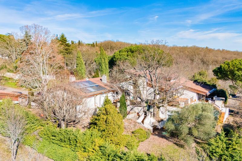 Maison traditionnelle - 421 m² - 8 pièces