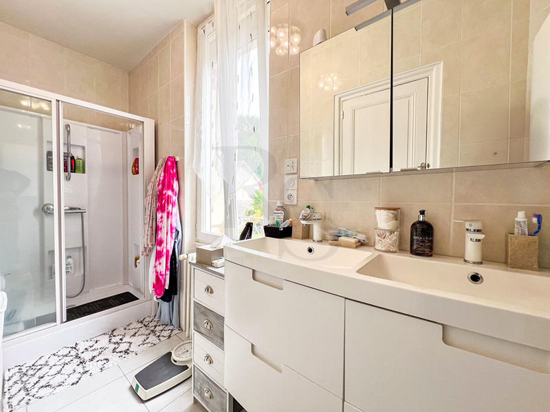 Maison - 215 m² - 8 pièces