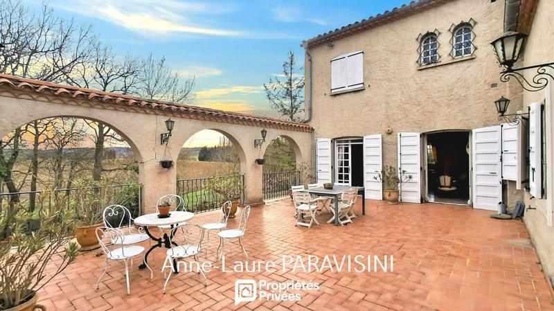 Maison - 267 m² - 10 pièces