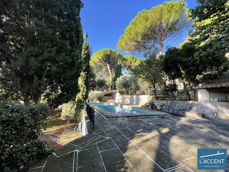 Maison - 375 m² - 15 pièces