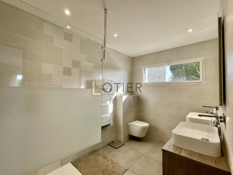 Maison - 240 m² - 5 pièces