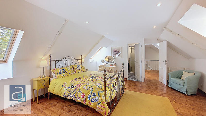 Maison - 230 m² - 8 pièces