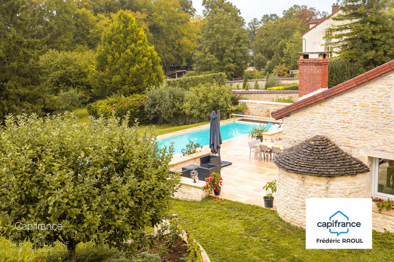 Maison - 240 m² - 8 pièces