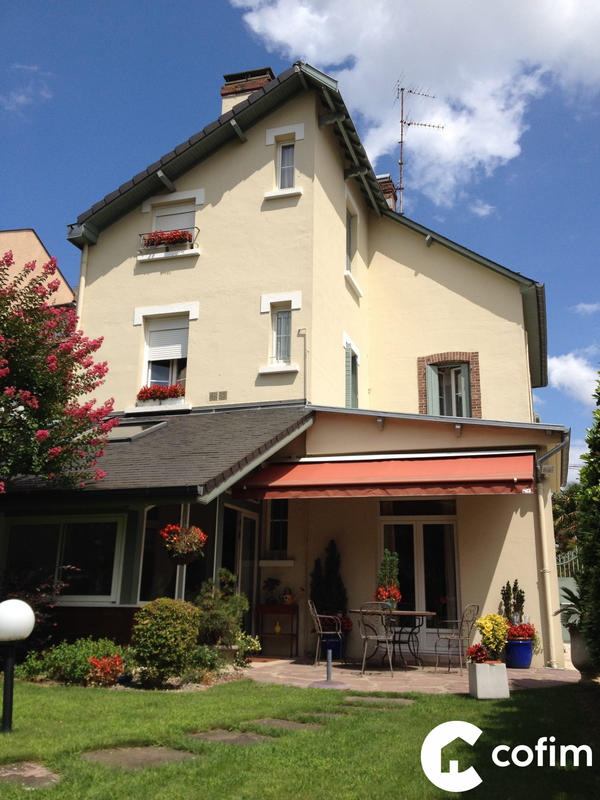 Maison - 287 m² - 10 pièces