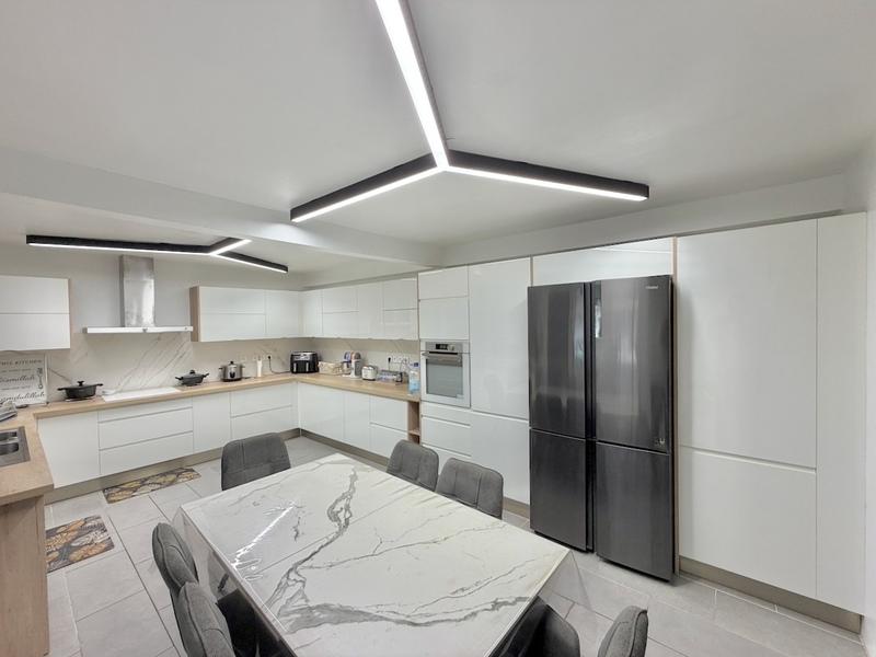 Maison - 255 m² - 8 pièces