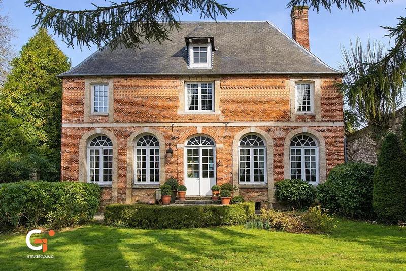 Maison - 242 m² - 9 pièces