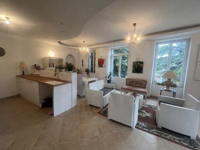 Maison - 232 m² - 8 pièces