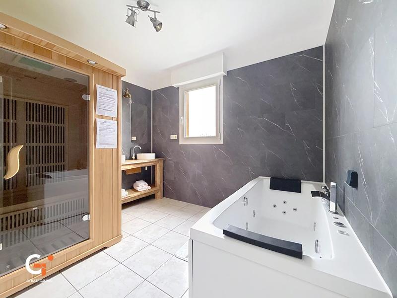 Maison - 202 m² - 7 pièces