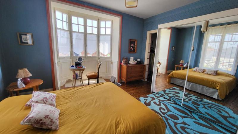 Maison - 385 m² - 8 pièces