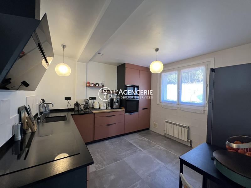 Maison - 250 m² - 8 pièces