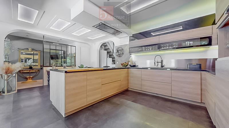 Maison - 260 m² - 7 pièces