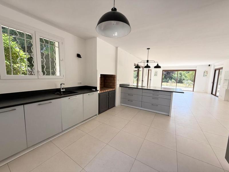 Maison - 242 m² - 9 pièces