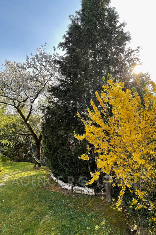 Maison - 275 m² - 15 pièces