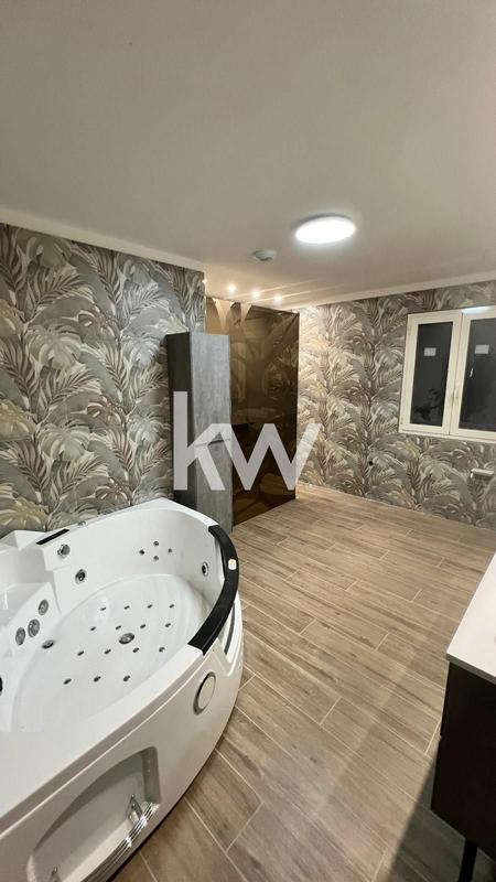 Maison contemporaine - 201 m² - 9 pièces