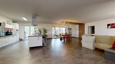 Maison traditionnelle - 213 m² - 8 pièces